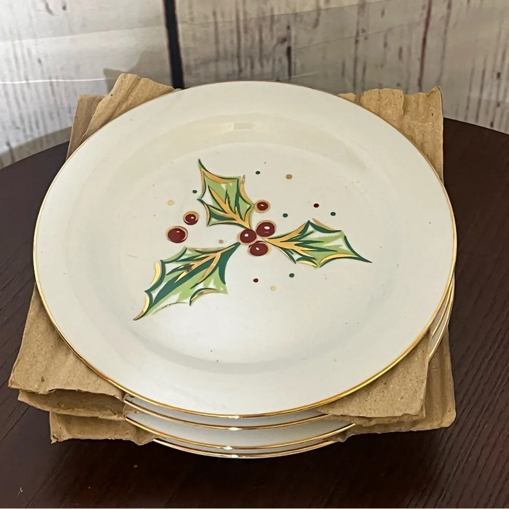 Elegant Holly Design Dinner 7.5”  Plates 4 piece set porcelain vintage 2001